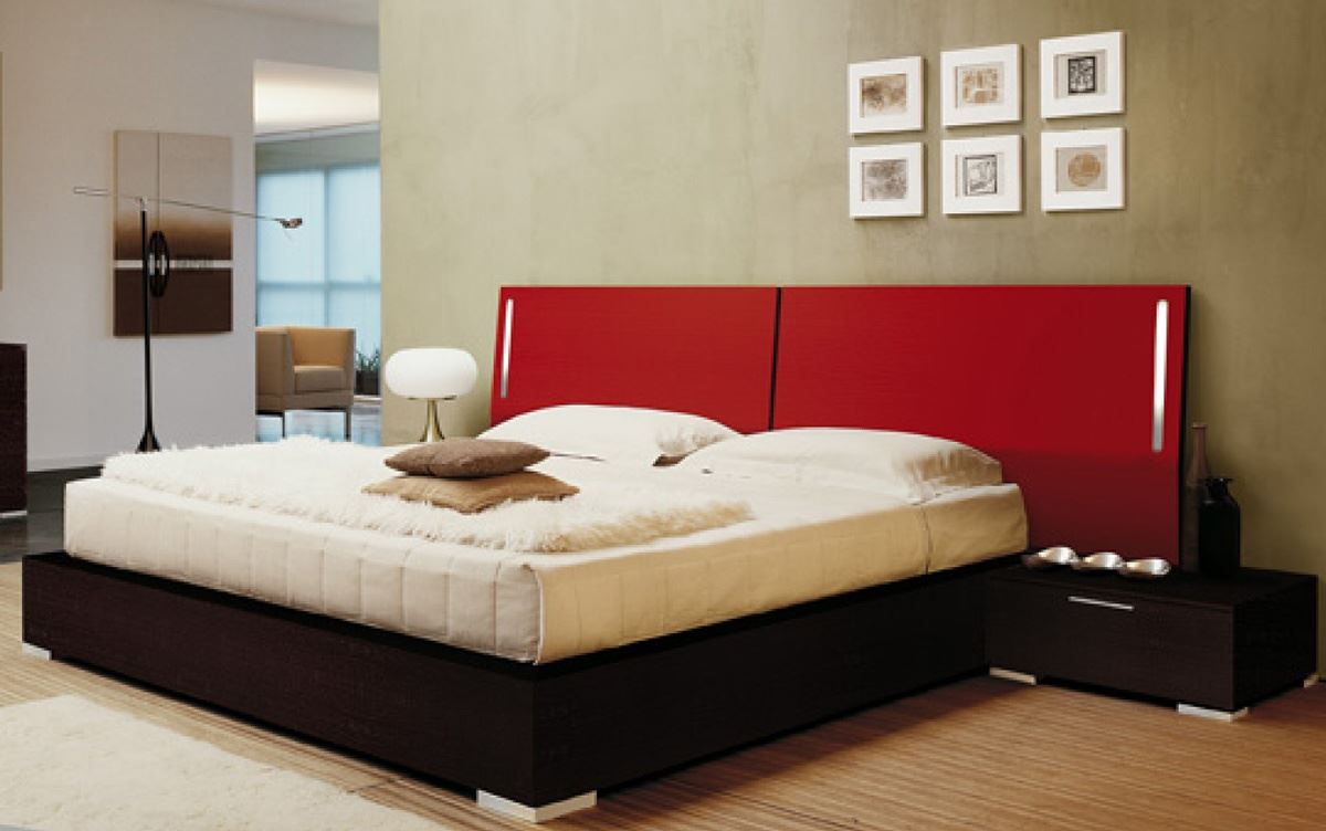 Рейтинг производителей кроватей. Спальня Неаполь. Кровать в полный рост. Подбор мебели для спальни. Кровать шампань какую мебель подобрать.